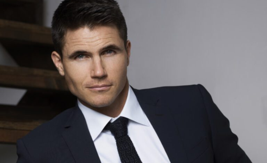 How tall is Robbie Amell?
